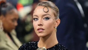 How Much Does Sydney Sweeney Weigh: Discover In 2025