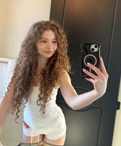 Sunday Kalogeras: The TikTok Trailblazer’s Radiant Rise and 2025 Creative Empire