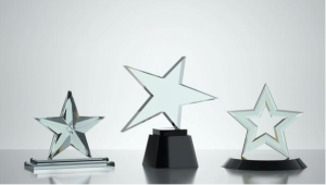 7 Reasons Businesses Prefer Glass Awards for Recognition Programs